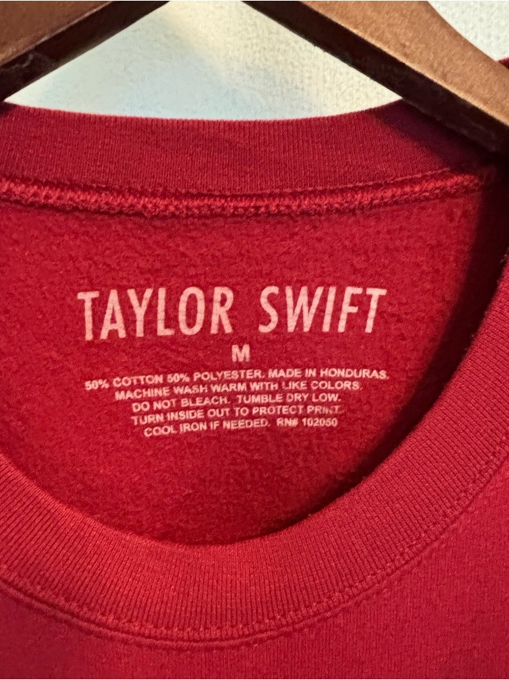 Taylor Swift Red Era Come Back Be Here Crew Neck Sweatshirt Medium - Picture 2 of 3